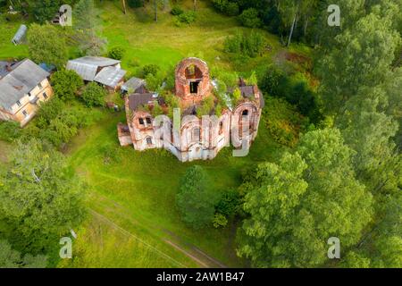 Draufsicht über die zerstörte Iveron-Ikone der Mutter Gottes. Lykoshino-Dorf, Tver-Region, Russland Stockfoto