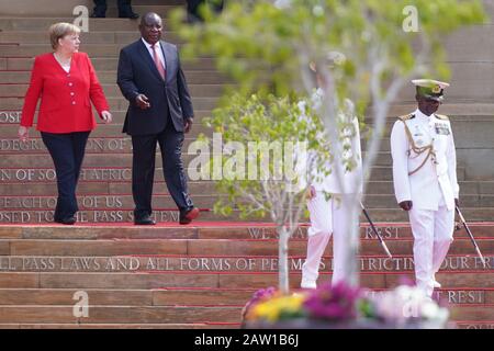 Pretoria, Südafrika. Februar 2020. Bundeskanzlerin Angela Merkel (CDU) wird von Matamala Cyril Ramaphosa (rechts oben), dem Präsidenten Südafrikas, vor dem Präsidentenpalast mit militärischen Ehren empfangen. Die Kanzlerin wird bis zum 07.02.2020 sowohl in Ländern wie auch in Südafrika reisen. Credit: Kay Nietfeld / dpa / Alamy Live News Stockfoto