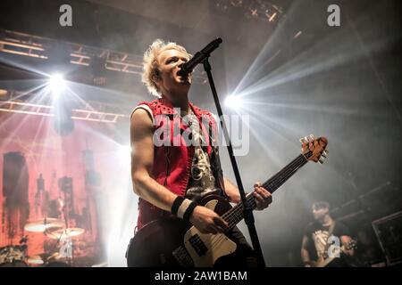 Oslo, Norwegen. Februar 2020. Die kanadische Punkrockband Sum 41 führt ein Live-Konzert in der Sentrum Scene in Oslo durch. Hier ist Sänger und Gitarrist Deryck Wibley live auf der Bühne zu sehen. (Foto Credit: Gonzales Photo/Terje Dokken/Alamy Live News). Stockfoto