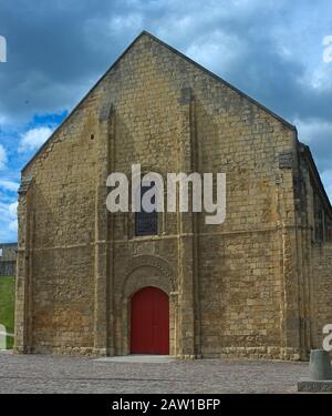 Blick auf die katholische Kirche im gotischen Stil in der Zitadelle von Caen, Frankreich Stockfoto