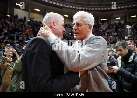 Bologna, Italien. Februar 2020. Sasha danilovic und renato villalta während Segaftedo Virtus Bologna vs. Partizan Nis Belgrado, Basketball EuroCup Championship in Bologna, Italien, 5. Februar 2020 Credit: Independent Photo Agency/Alamy Live News Stockfoto