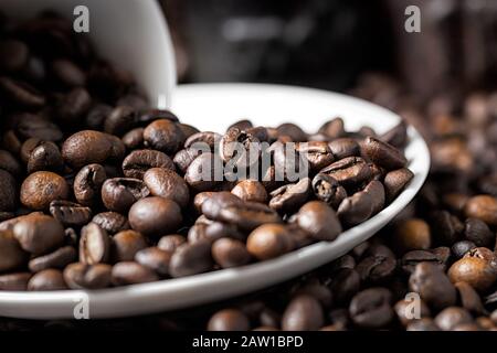 Weiße Kaffeetasse und gebratene Kaffeebohnen Stockfoto