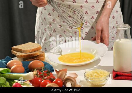 Rohe Eier geschlagen, um Ein Omelett Zuzubereiten Stockfoto