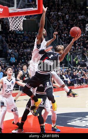 Bologna, Italien. Februar 2020. Devyn Marmor (Virtus segafredo bologna) während Segaftedo Virtus Bologna vs. Partizan Nis Belgrado, Basketball EuroCup Championship in Bologna, Italien, 5. Februar 2020 Credit: Independent Photo Agency/Alamy Live News Stockfoto