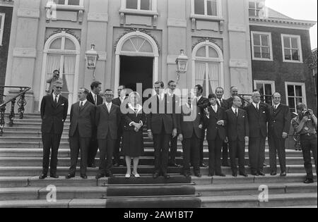 Königin Juliana schwört in neuen Kabinettsmitgliedern Biesheuv Huis ten Bosch in den Haag, Ihr Majesty Cabinet Kick Huis ten Bosch Königin Juliana der Kabinettsmitglieder auf der Palasthausplattform ten Bosch. In der ersten Zeile v.l.n.r. Minister Udink, Van Veen, Nelissen, Königin Juliana, Minister Biesheuvel, Minister Geertsema, Van Agt, Schmelzer, De Koster Drees jr. In der zweiten Zeile v.l.n.r Minister Boertien, Lardinois, Langman, Boersma ... und Stuyt Datum: 6. Juli 1971 Ort: Den Haag, Südholland Schlüsselwörter: Plattformen, Gruppenfotos, Königinnen, Paläste, Regierungen Personenname: A Stockfoto