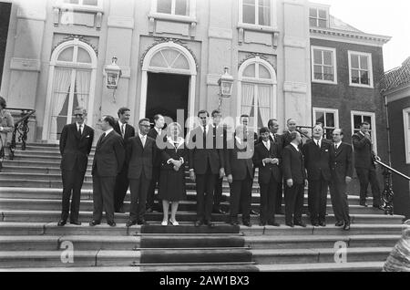 Königin Juliana schwört in neuen Kabinettsmitgliedern Biesheuv Huis ten Bosch in den Haag, Ihr Majestät Kabinett tritt Huis ten Bosch Königin Juliana von den neuen Ministern auf den Stufen von Huis ten Bosch. Vordere Reihe v.l.n.r.: Udink, Van Veen, Nelissen, Königin Juliana, Biesheuvel, Geertsema Van Agt, Schmelzer, der Sexton und Drees jr. Zweiter Rijj v.l.n.r. Minister Boertien, Lardinois, Langman, Boersma ... und Stuyt Datum: 6. Juli 1971 Ort: Den Haag, Südholland Schlüsselwörter: Plattformen, Gruppenfotos, Königinnen, Paläste, Regierungen Personenname: AGT, Dries van, Biesheuvel, Barend, Boersma, Jaap, Boertien, C. Stockfoto