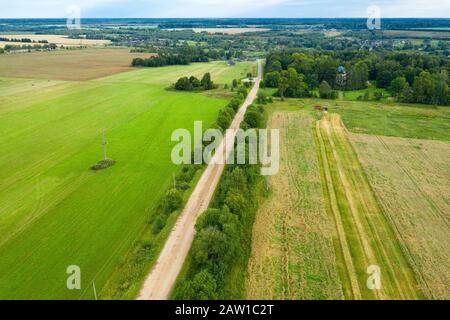 Luftbild einer landwirtschaftlichen Feld- und Harvesterernte im Herbsttag Stockfoto