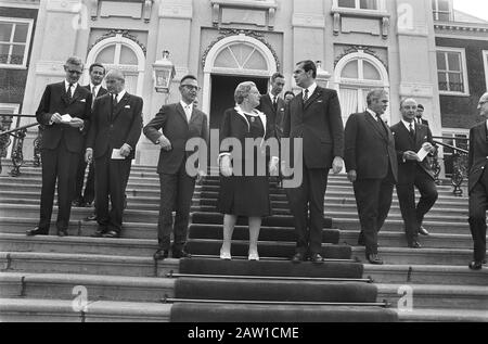 Königin Juliana schwört in neuen Kabinettsmitgliedern Biesheuv Huis ten Bosch in den Haag, Ihr Majestät Kabinett Kick Huis ten Bosch Königin Juliana mit Mitgliedern des Kabinetts Biesheuvel auf der Palast-Huis-Plattform ten Bosch. V.l.n.r. Minister Udink, Boertien und De Koster, Minister Nelissen, Königin Juliana, Minister Langman, Premierminister Biesheuvel und Minister Geertsema und Schmelzer Datum: 6. Juli 1971 Ort: Den Haag, South Holland Schlüsselwörter: Queens, Minister, Premierminister, Paläste Personenname: Biesheuvel, Barend, Boertien, C., Geertana, Niederlande (Königin) Stockfoto