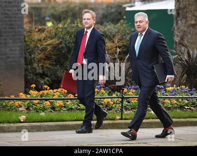 Verkehrsminister Grant Shapps (links) und Staatsminister für Sicherheit Brandon Lewis treffen zu einem Kabinettstreffen in der 10 Downing Street, London, ein. Stockfoto