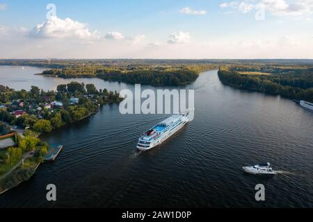 Moskauer GEBIET / RUSSLAND - 31. AUGUST 2019: Luftbild des russischen Passagierkreuzfahrtschiffs Konstantin Simonow, der auf dem Moskau-Kanal schwimmt Stockfoto