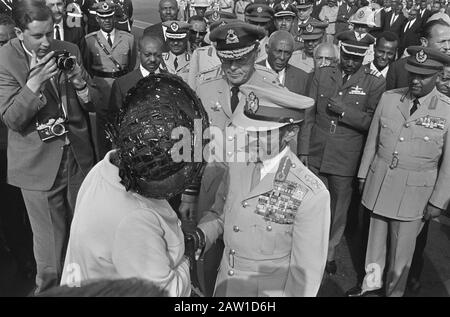 Königin Juliana Abschied von Kaiser Haile Selassie am Flughafen in Addis Abeba Datum: 5. Februar 1969 Ort: Addis Abeba, Äthiopien Schlüsselwörter: Abschied, Königinnen, Flughäfen Personenname: Haile Selassie, Kaiser von Äthiopien, Juliana, Königin Stockfoto