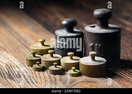 Alte rustikale Metallgewichte auf Holztisch. Stockfoto