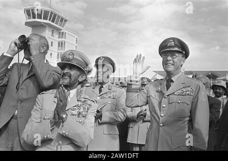 Königin Juliana Abschied von Kaiser Haile Selassie in Addis Abeba Flughafen Kaiser Haile Selassie und Pr. Bernhard Wave bis heute: 5. Februar 1969 Ort: Addis Abeba, Äthiopien Schlüsselwörter: Abschied, Königinnen, Fürsten, Flughäfen Personenname: Bernhard, Fürst, Haile Selassie, Kaiser von Äthiopien, Juliana, Königin Stockfoto