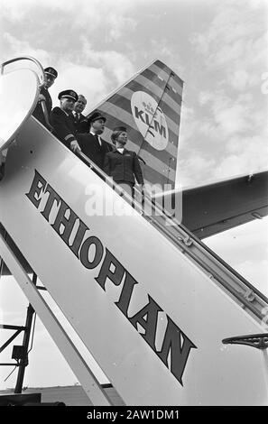 Königin Juliana Abschied von Kaiser Haile Selassie am Flughafen in Addis Abeba Crew KLM Flugzeug auf der Treppe Datum: 5. Februar 1969 Ort: Addis Abeba, Äthiopien Schlüsselwörter: Abschied , CREW, Königinnen, Treppe, Flughäfen Personenname: Bernhard, Prinz, Haile Selassie, Kaiser von Äthiopien, Juliana, Königin Stockfoto