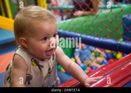 Kind spielt im Softplay, Großbritannien Stockfoto