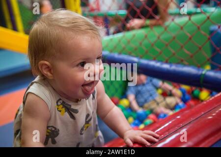 Kind spielt im Softplay, Großbritannien Stockfoto