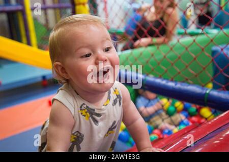 Kind spielt im Softplay, Großbritannien Stockfoto