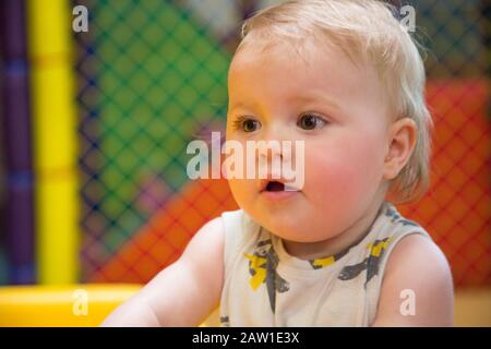 Kind spielt im Softplay, Großbritannien Stockfoto