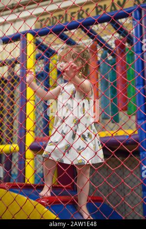 Kind spielt im Softplay, Großbritannien Stockfoto