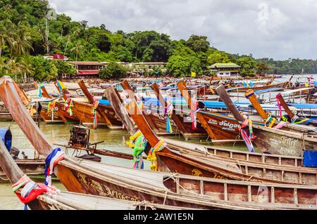 Große traditionelle thailändische Boote in der Nähe der Phi Phi Inselgrenze in Thailand Stockfoto