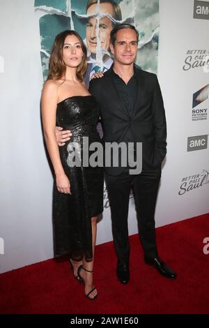 Februar 2020 - Hollywood, Kalifornien - Alejandra Guilmant, Tony Dalton. Premiere Von AMCs "Better Call Saul"-Staffel 5 Los Angeles Premiere in Den Arclight Kinos. (Kreditbild: © Fs/AdMedia über ZUMA Wire) Stockfoto