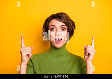 Nahaufnahme von verrückten staunenden Mädchen Promoter zeigen Zeigefinger nach oben Copyspace präsentieren unglaubliche Anzeigen Promo beeindruckt Scream Wow omg tragen guten Look Stockfoto