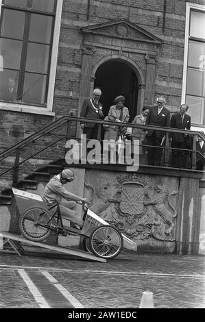 Königin Juliana bei einem Arbeitsbesuch in der Provinz Utrechter Königin Juliana unter anderem in Begleitung des Bürgermeisters von IJsselstein J.G.C.J. Timmermans, während der Sichtung des IJsselstein-Hexathlon-Teams Datum: 30. Mai 1972 Ort: IJsselstein, Utrechter (prov.) Schlüsselwörter: Besuch, Bürgermeister, Königinnen, Sportveranstaltungen Personenname: Juliana (Königin Niederlande) Stockfoto