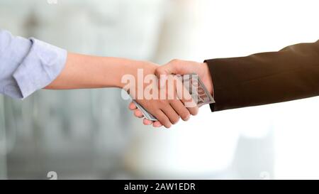 Nahaufnahme des Immobilienmakler und des Kunden, der die Hand schüttelt, nachdem er den Hauskreditvertrag abgeschlossen hat Stockfoto