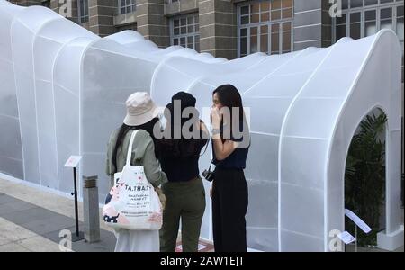 Bangkok, Thailand. Februar 2020. Besucher stehen vor dem weißen Pavillon 'Safezone Shelter' vor einem alten Postgebäude im Rahmen eines Designfestivals. Der Pavillon wird technisch belüftet und die Pflanzen sorgen auch für ein Wohlfühlklima, in dem man tief atmen kann. Bis zum 08.02.2020 wird das Festival in der ganzen Stadt weiterhin Design und Kreativität zeigen - mit Filmen, Ausstellungen, Live-Musik und Workshops. (Zu dpa "EIN Design-Festival, das den Atem fangen soll") Credit: Caroline Bock / dpa / Alamy Live News Stockfoto