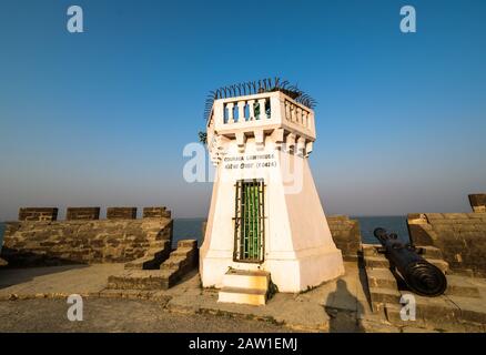 DIU, Indien - Dezember 2018: Der alte weiß getünchte Leuchtturm Couraca im Inneren des alten, portugiesischen Forts auf der Insel Diu. Stockfoto