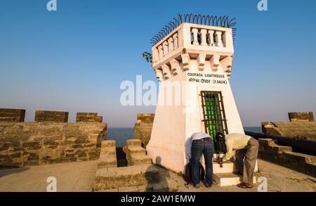 DIU, Indien - Dezember 2018: Der alte weiß getünchte Leuchtturm Couraca im Inneren des alten, portugiesischen Diu Fort. Stockfoto