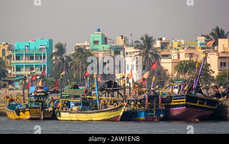 DIU, Indien - Dezember 2018: Bunte Fischerboote, die im Wasser an der Küste auf der Insel Diu untätig sind. Stockfoto