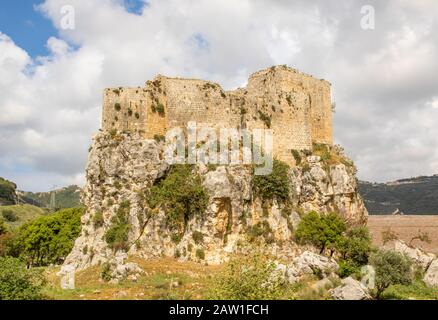 Das Mseilha Fort wurde im 17. Jahrhundert erbaut, um die Route von Tripolis nach Beirut zu bewachen. Es ist eine wundervolle Befestigung, die auf einem Kalkfelsen errichtet wurde Stockfoto