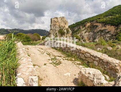 Das Mseilha Fort wurde im 17. Jahrhundert erbaut, um die Route von Tripolis nach Beirut zu bewachen. Es ist eine wundervolle Befestigung, die auf einem Kalkfelsen errichtet wurde Stockfoto