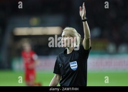 Leverkusen, Deutschland. Feb. 2020. Firo: 05.02.2020, Fußball, DFB-Pokal, Runde 16, Saison 2019/2020, Bayer 04 Leverkusen - VfB Stuttgart 2: 1-Schiedsrichter Bibiana STEINHAUS, Geste weltweite Nutzung Credit: Dpa/Alamy Live News Stockfoto