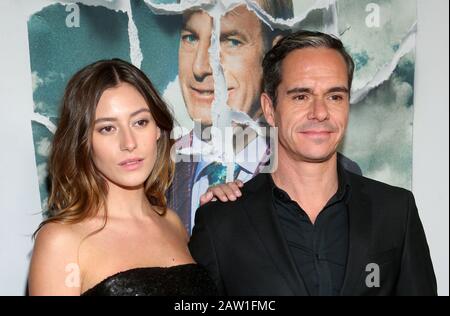 Februar 2020 - Hollywood, Kalifornien - Alejandra Guilmant, Tony Dalton. Premiere Von AMCs "Better Call Saul"-Staffel 5 Los Angeles Premiere in Den Arclight Kinos. (Kreditbild: © Fs/AdMedia über ZUMA Wire) Stockfoto