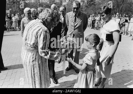 HM eröffnet das neue Gebäude der Vereinigung der niederländischen Krankenversicherung in Zeist Königin Juliana mit Blumen Datum: 15. Mai 1979 Ort: Utrechter, Zeist Schlüsselwörter: Kinder, Königinnen, Neueröffnungen Personenname: Juliana (Königin Niederlande), Juliana, Königin Stockfoto