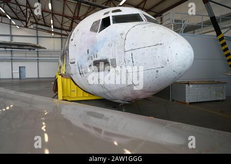 Friedrichshafen, Deutschland. Februar 2020. Das Lufthansa-Flugzeug "Landshuter" befindet sich in einem Hangar des Dornier-Museums am Bodensee-Airport. Das 1977 entführte Flugzeug in Landshuter soll restauriert und ausgestellt werden. Kredit: Felix Kästle / dpa / Alamy Live News Stockfoto