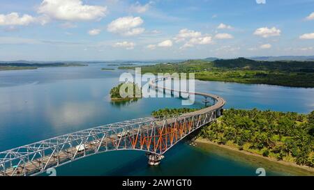 Die San Juanico Brücke mit Blick von Leyte in Richtung Samar. Philippinen. Straßenbrücke zwischen den Inseln, Draufsicht. Stockfoto