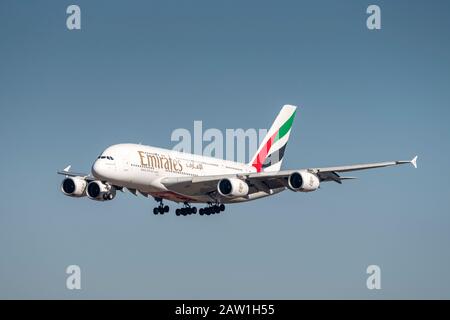 München, Deutschland - 27. Februar 2019: Emirates Airbus A380-861 mit der Flugzeutregistrierung A6-EEI in der Annäherung an die nördliche Landebahn 26R des Stockfoto