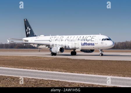 München, Deutschland - 27. Februar. 2019: Der Lufthansa Airbus A321-100 mit der Flugzeugenummer D-AIRW taxiert zum Start auf der Nordr Stockfoto