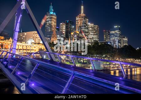 Stadtzentrum von Melbourne bei Nacht mit evan Walker Fußgängerbrücke und melbourne Urban Scene, Victoria, Australien Stockfoto