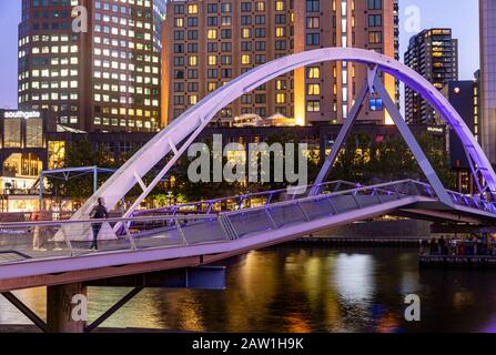 Stadtzentrum von Melbourne bei Nacht mit evan Walker Fußgängerbrücke und melbourne Urban Scene, Victoria, Australien Stockfoto