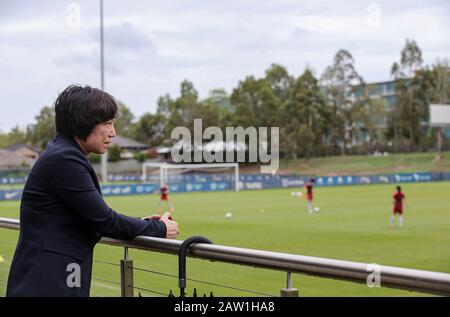 Sydney, Australien. Februar 2020. Sun Wen, Vice president des Chinese Football Association (CFA), prüft eine Trainingseinheit für die bevorstehenden Spiele der Olympia-Frauenfußball-Qualifikationsgruppe B in Sydney, Australien, 6. Februar 2020. Kredit: Bai Xuefei/Xinhua/Alamy Live News Stockfoto