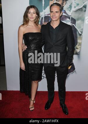 Los Angeles, USA. Februar 2020. (L-R) Alejandra Guilmant und Tony Dalton bei AMC's BETTER CALL SAUL Season 5 Premiere am Mittwoch, 5. Februar 2020, in den Arclight Cinemas Hollywood in Los Angeles, Kalifornien. (Foto Von Sthanlee B. Mirador/Sipa USA) Kredit: SIPA USA/Alamy Live News Stockfoto