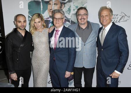 Los Angeles, USA. Februar 2020. (L-R) Michael Mando, Rhea Seehorn, Peter Gould, Vince Gilligan und Patrick Fabian bei AMC's BETTER CALL SAUL Season 5 Premiere am Mittwoch, 5. Februar 2020 in den ArcLight Cinemas Hollywood in Los Angeles, CA. (Foto Von Sthanlee B. Mirador/Sipa USA) Kredit: SIPA USA/Alamy Live News Stockfoto