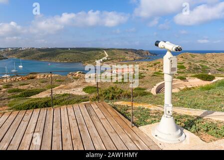 Menorca, Spanien - Ocober 13, 2019:Bucht von Cala Teulera von der Festung La Mola auf der Insel Menorca, Spanien Stockfoto