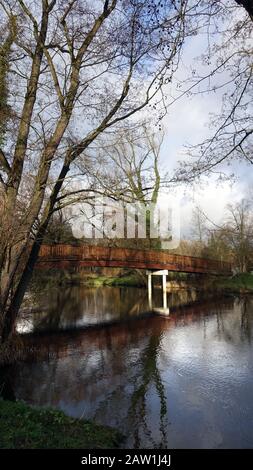 Fussgängerbrücke aus Holz über die Ilmenau zum Kurpark, Bad Bevensen, Niedersachsen, Deutschland Stockfoto