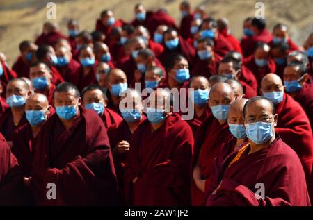 Lhasa, Chinas autonomes Tibetgebiet. Februar 2020. Monks nehmen an einem Gottesdienst zum Segen im Gandan Temple in Lhasa Teil, der Hauptstadt des Autonomen Gebiets Tibet im Südwesten Chinas, 5. Februar 2020. Tibetisch-buddhistische Tempel hielten Gebetdienste ab, um neuartige, mit Coronavirus infizierte Gebiete in China zu unterstützen. Die hier ansässigen Mönch wurden auch organisiert, um Geld für den Kampf gegen die Epidemie zu spenden. Credit: Chogo/Xinhua/Alamy Live News Stockfoto