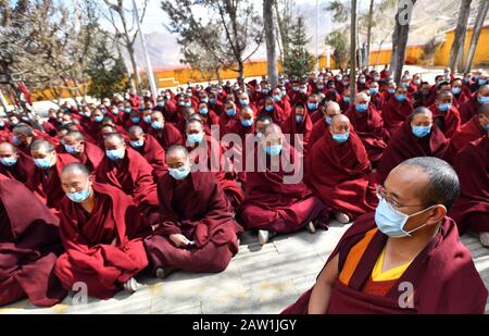 Lhasa, Chinas autonomes Tibetgebiet. Februar 2020. Monks nehmen an einem Gottesdienst zum Segen im Gandan Temple in Lhasa Teil, der Hauptstadt des Autonomen Gebiets Tibet im Südwesten Chinas, 5. Februar 2020. Tibetisch-buddhistische Tempel hielten Gebetdienste ab, um neuartige, mit Coronavirus infizierte Gebiete in China zu unterstützen. Die hier ansässigen Mönch wurden auch organisiert, um Geld für den Kampf gegen die Epidemie zu spenden. Credit: Chogo/Xinhua/Alamy Live News Stockfoto